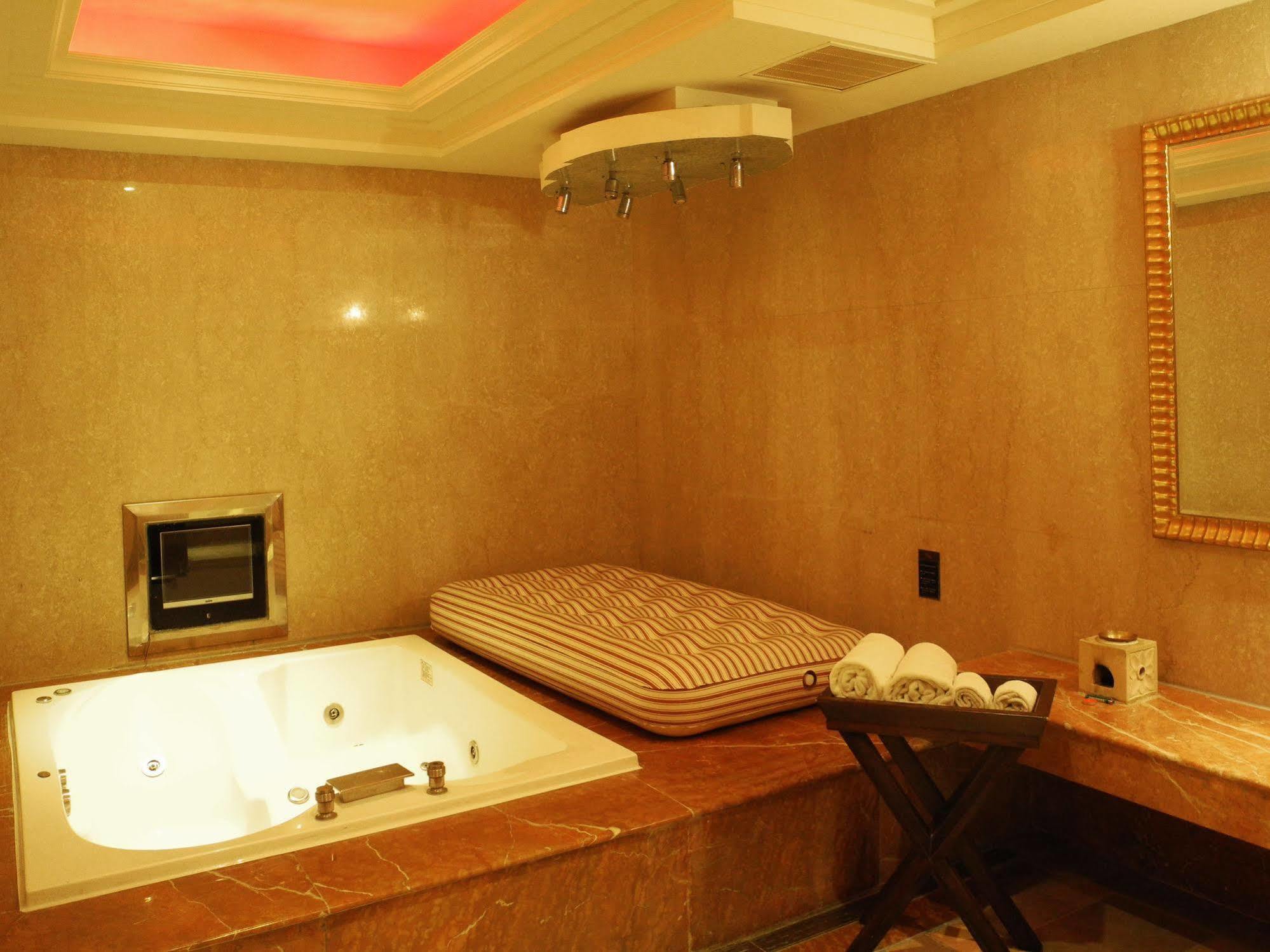 Color Motel Taoyuan Extérieur photo